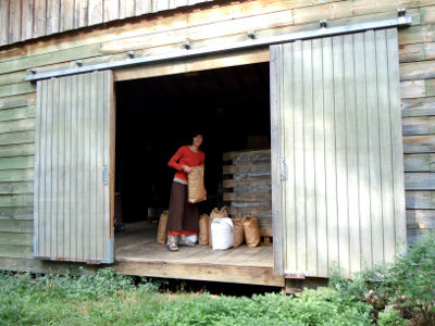 Claire apporte ses plantes