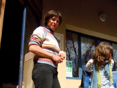 Véronique et Nadine devant l'atelier