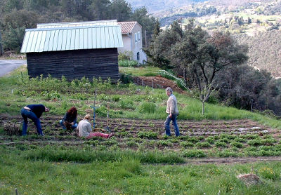 Véronique et Nadine devant l'atelier